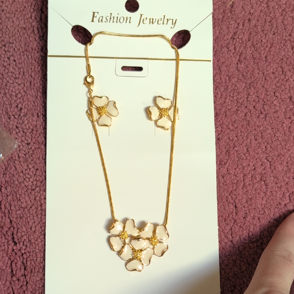 Chic Gold and Cream Floral Necklace Set